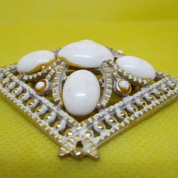 Vintage White Lucite Cabochon Enamel Gold Tone Metal Brooch White Lucite Enamel - Picture 8 of 12